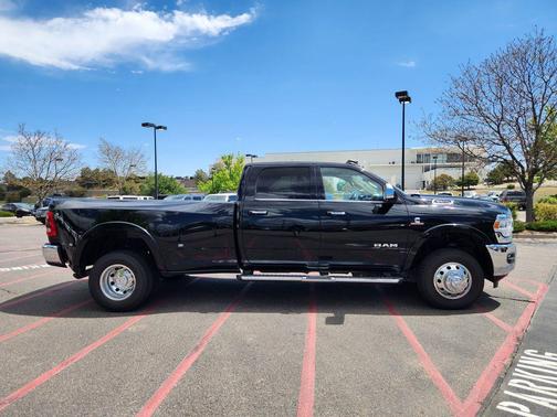 Diamond Black Crystal Pearlcoat 2022 RAM 3500 Laramie Crew Cab 4x4 8' Box