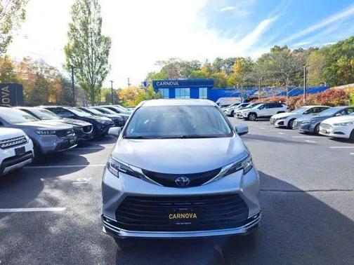 2022 Toyota Sienna XLE 8 Passenger