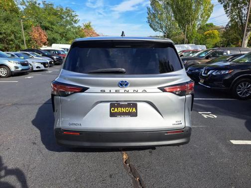 2022 Toyota Sienna XLE 8 Passenger