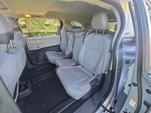 2022 Toyota Sienna XLE 8 Passenger