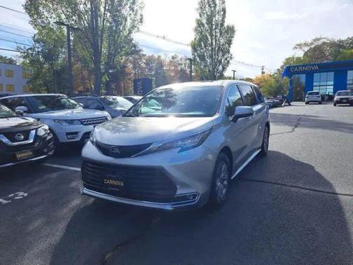 2022 Toyota Sienna XLE 8 Passenger
