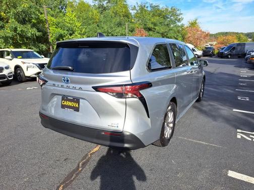 2022 Toyota Sienna XLE 8 Passenger
