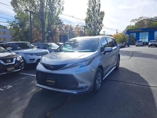 2022 Toyota Sienna XLE 8 Passenger