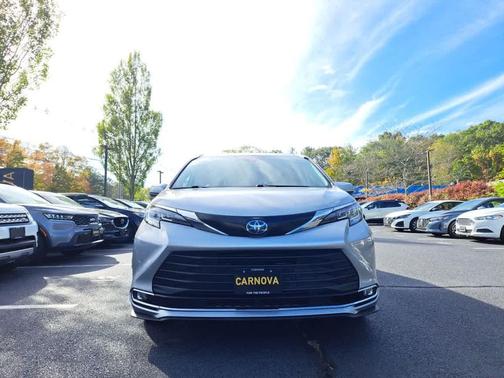 2022 Toyota Sienna XLE 8 Passenger