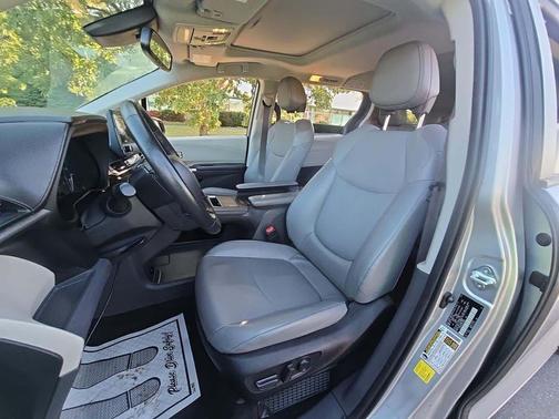 2022 Toyota Sienna XLE 8 Passenger