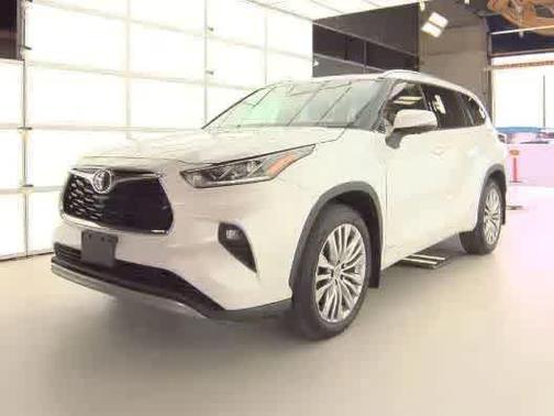 2023 Toyota Highlander Hybrid Platinum