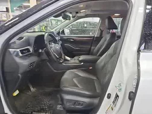 2023 Toyota Highlander Hybrid Platinum