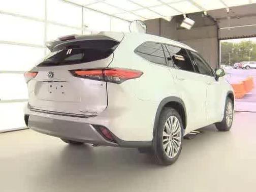 2023 Toyota Highlander Hybrid Platinum