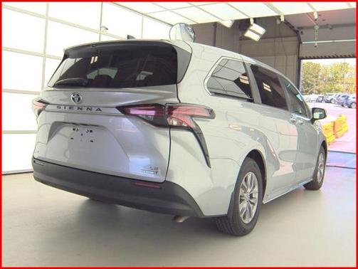 2021 Toyota Sienna LE