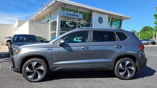 Platinum Gray Metallic 2024 Volkswagen Taos 1.5T SE
