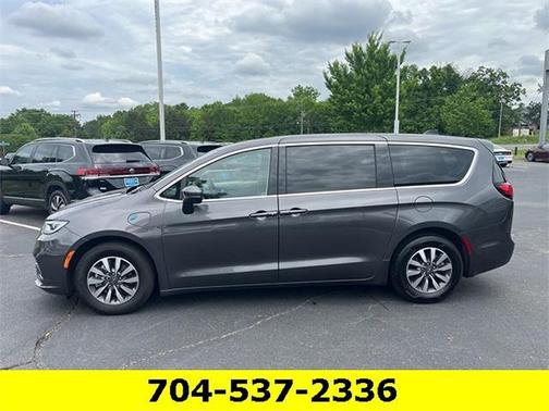 2023 Chrysler Pacifica Hybrid Touring L