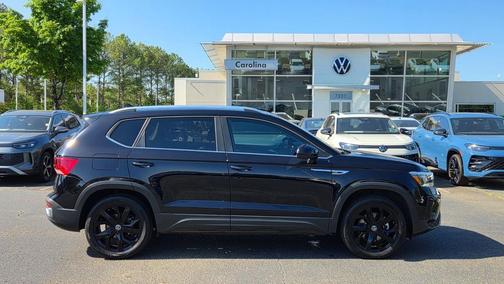 Deep Black Pearl 2022 Volkswagen Taos 1.5T SE