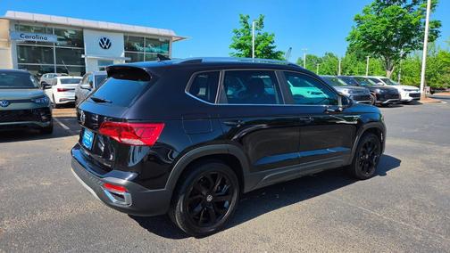 Deep Black Pearl 2022 Volkswagen Taos 1.5T SE