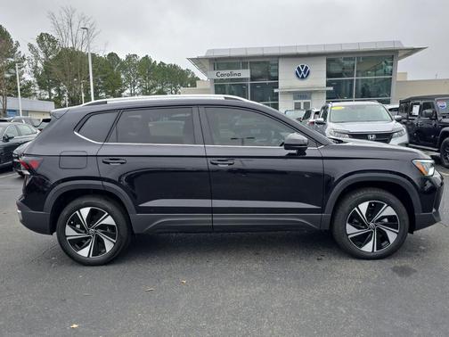 Deep Black Pearl 2026 Volkswagen Taos SE