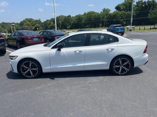 2024 Volvo S60 B5 Core Dark Theme