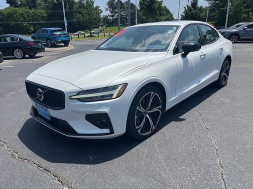 2024 Volvo S60 B5 Core Dark Theme