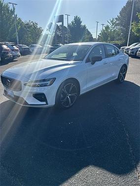 2024 Volvo S60 B5 Core Dark Theme