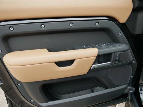 2025 Land Rover Defender 110 P300