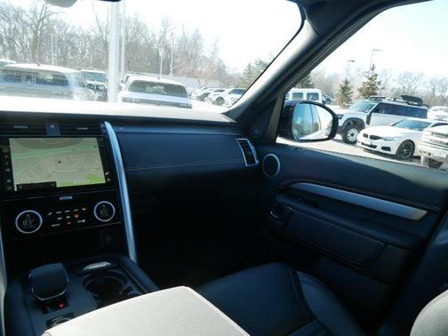 2024 Land Rover Discovery P300 Dynamic SE