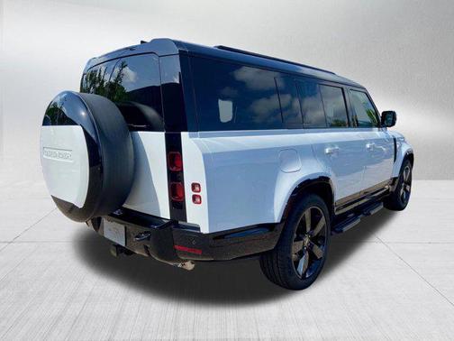 2025 Land Rover Defender 130 P400 X-Dynamic SE