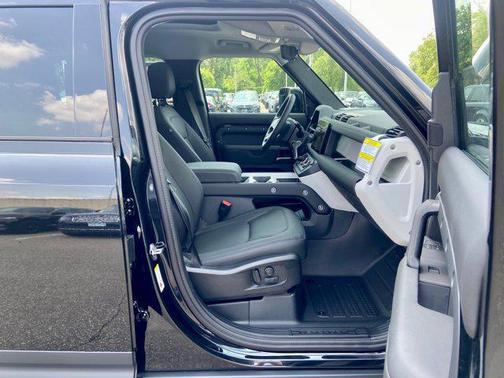 2025 Land Rover Defender 110 P300