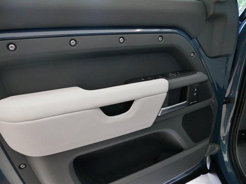 2025 Land Rover Defender 110 P300