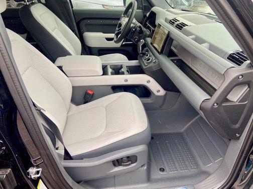 2025 Land Rover Defender 110 V8