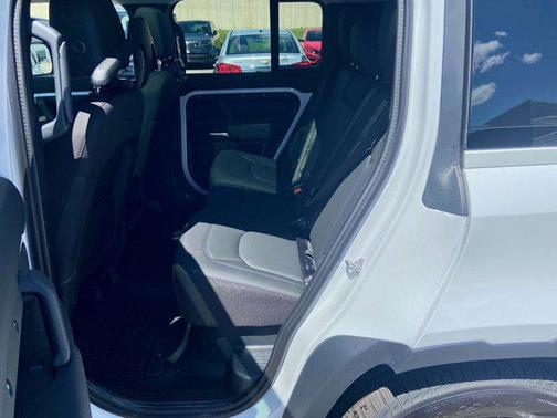 2025 Land Rover Defender 110 P400 S