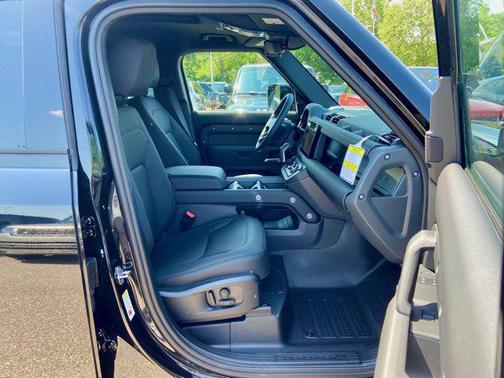 2025 Land Rover Defender 110 P400 X-Dynamic SE