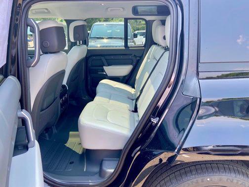2025 Land Rover Defender 110 P400 X-Dynamic SE