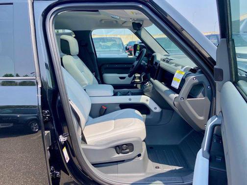 2025 Land Rover Defender 110 P400 X-Dynamic SE