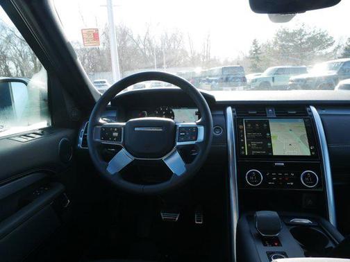 2024 Land Rover Discovery P300 Dynamic SE