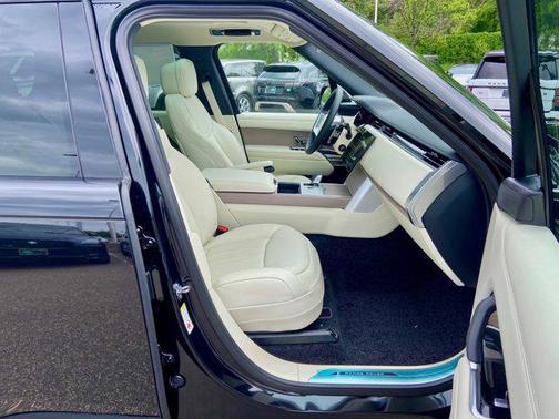 2025 Land Rover Range Rover P550e SE