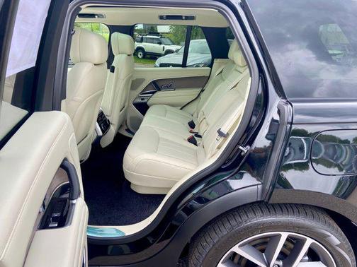 2025 Land Rover Range Rover P550e SE