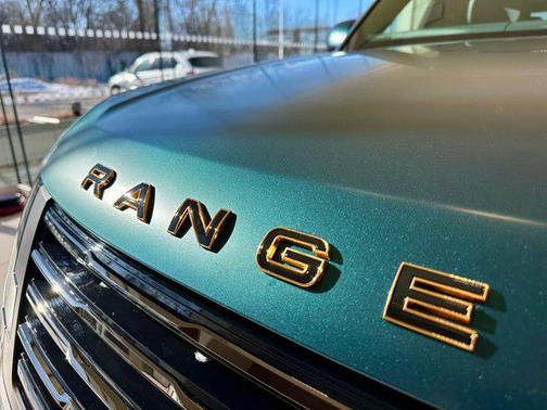 2025 Land Rover Range Rover P615 SV