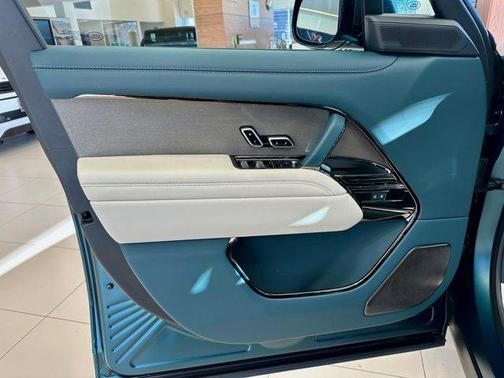 2025 Land Rover Range Rover P615 SV