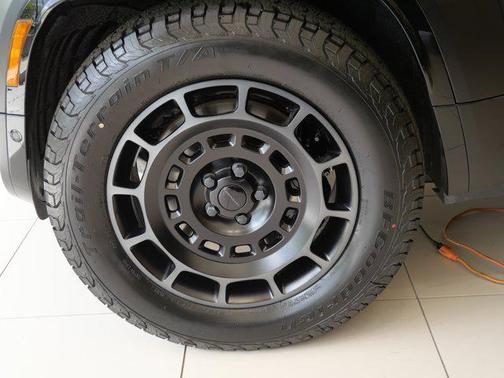 Narvik Black 2026 Land Rover Defender P635 OCTA Black