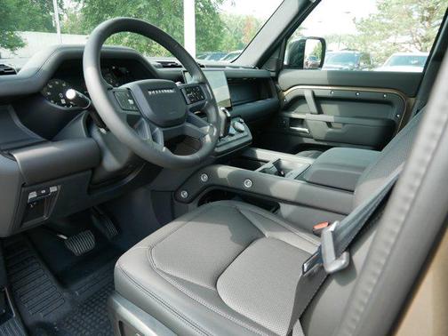 2025 Land Rover Defender 110 P300