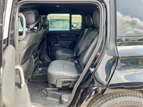 2025 Land Rover Defender 130 P400 X-Dynamic SE