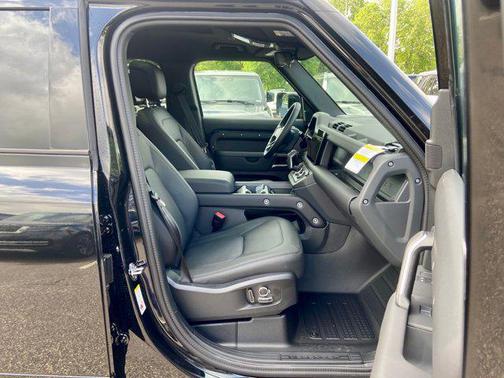 2025 Land Rover Defender 130 P400 X-Dynamic SE