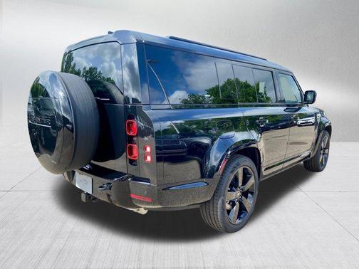 2025 Land Rover Defender 130 P400 X-Dynamic SE