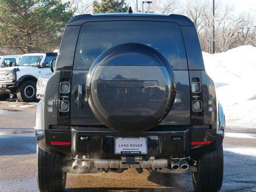 2025 Land Rover Defender 110 V8