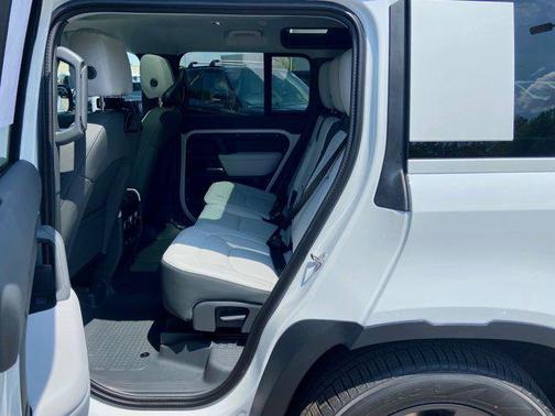 2025 Land Rover Defender 110 P300