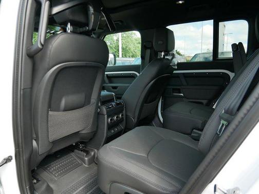 2025 Land Rover Defender 130 P400 X-Dynamic SE