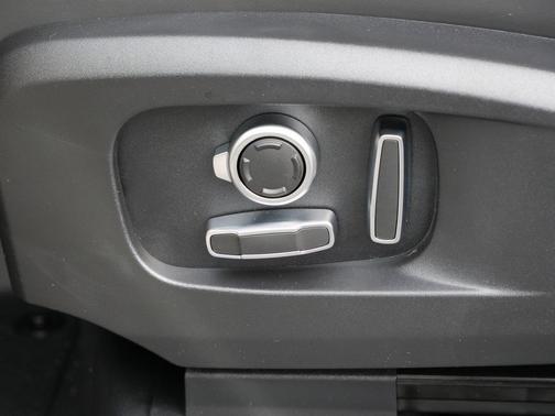 Borasco Grey Metallic 2026 Land Rover Defender P400 X-Dynamic SE