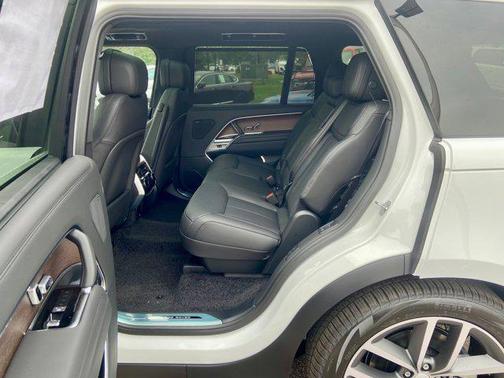 2025 Land Rover Range Rover P400 SE 7 Seat