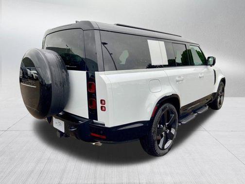 2025 Land Rover Defender 130 P400 X-Dynamic SE
