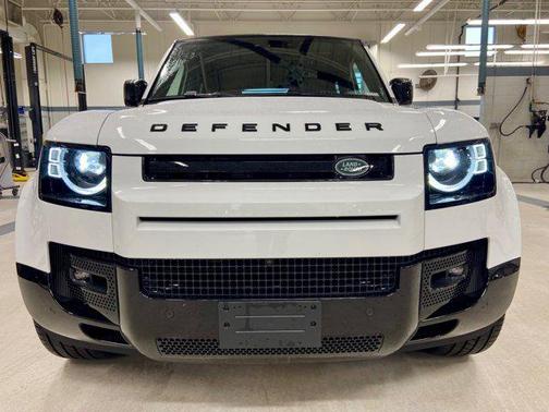 2025 Land Rover Defender 130 P400 X-Dynamic SE