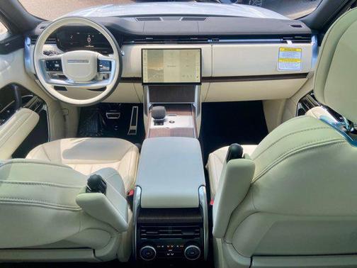 2025 Land Rover Range Rover P400 SE 7 Seat