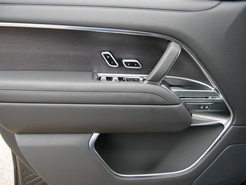 2025 Land Rover Range Rover P550e SE